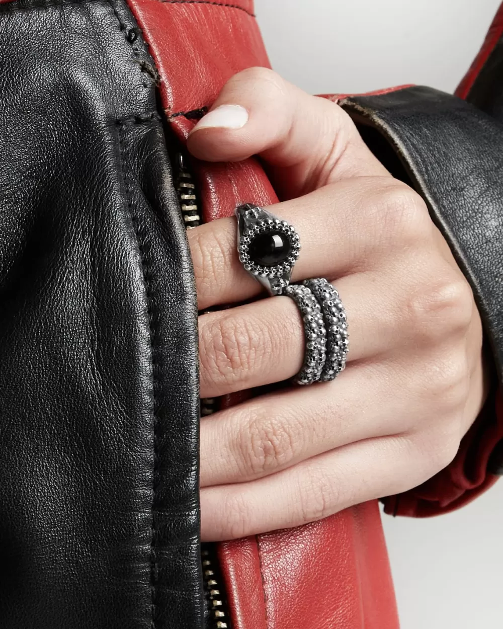 Nove25 Anello Chevalier Black Fate Con Teschi E Croci Gotiche