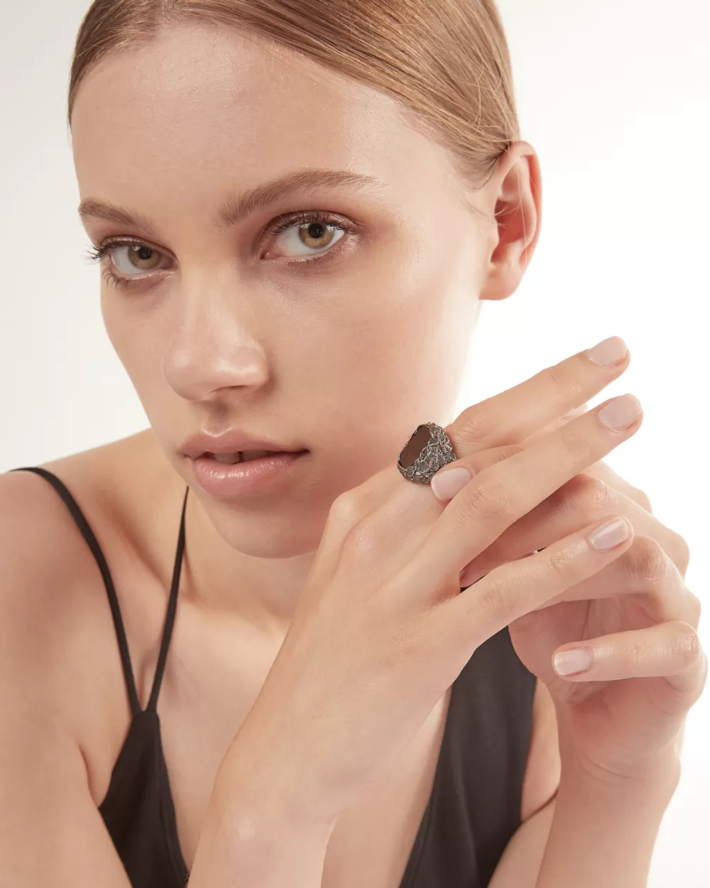 Nove25 Anello Chevalier Foglie Con Pietra Nera