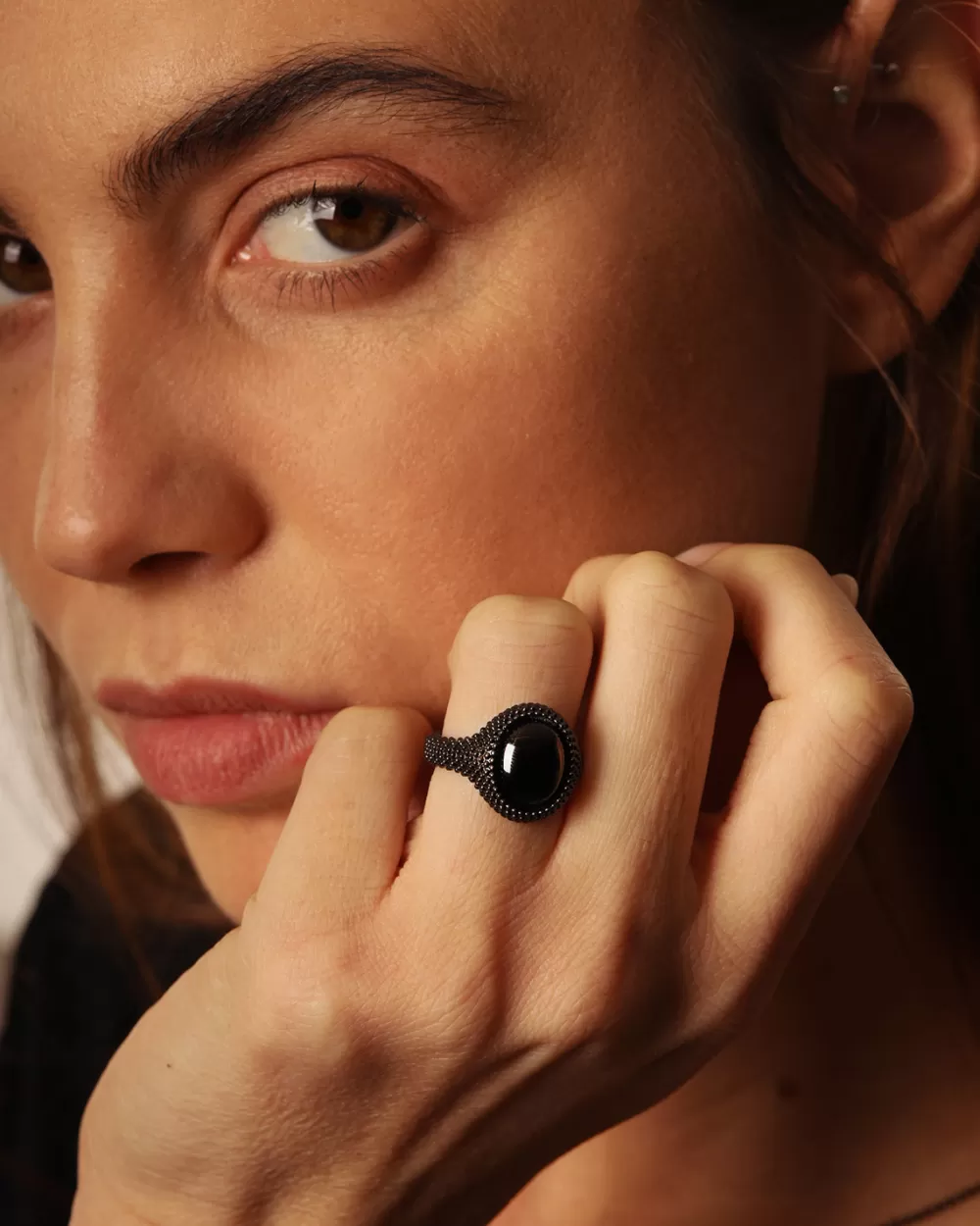 Nove25 Anello Chevalier Ovale Puntinato Total Black Con Pietra Nera