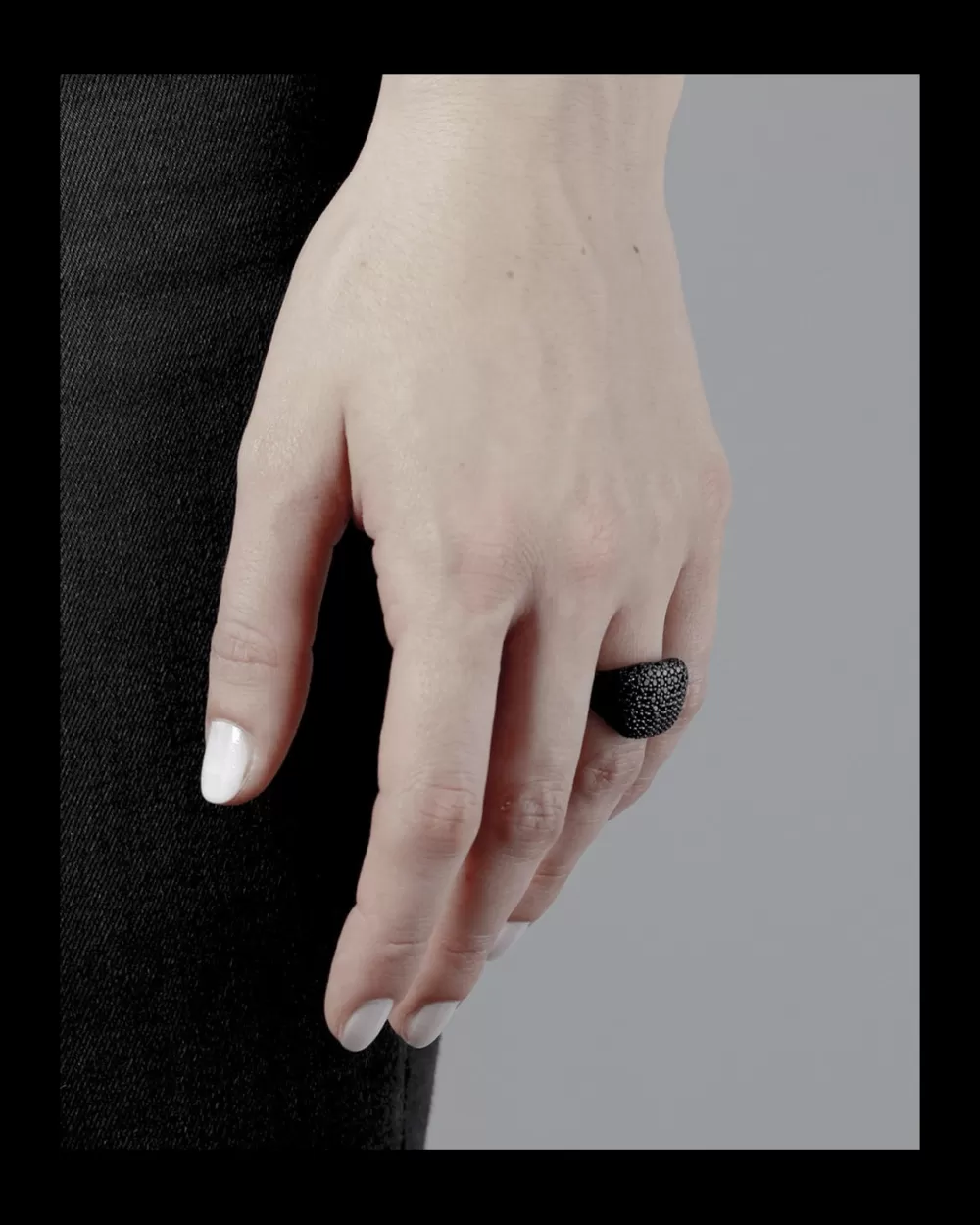 Nove25 Anello Chevalier Quadrato Nero Con Brillanti