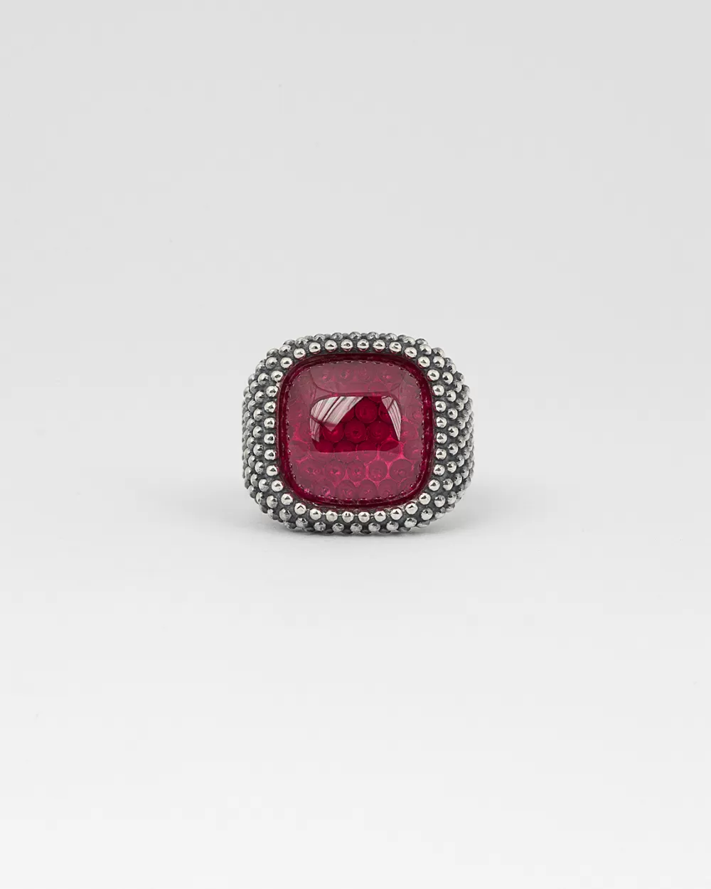 Nove25 Anello Chevalier Quadrato Puntinato Con Pietra Rossa