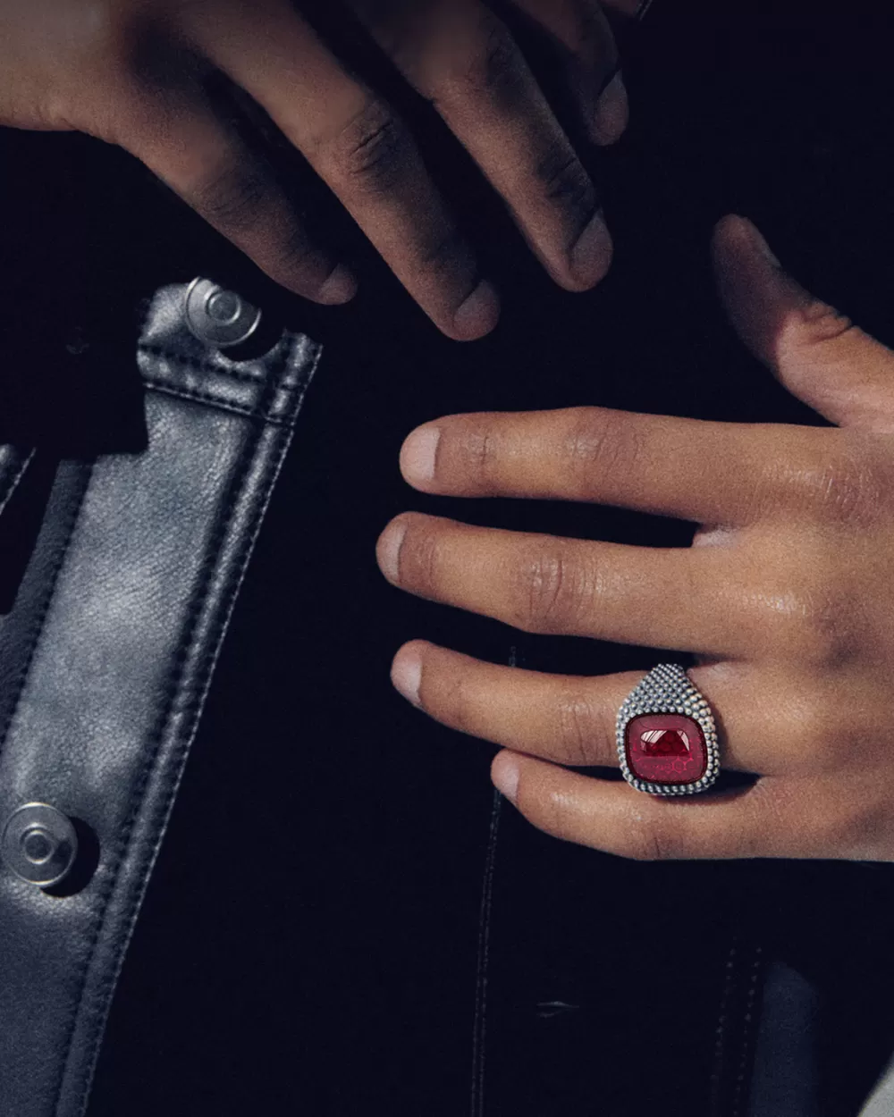 Nove25 Anello Chevalier Quadrato Puntinato Con Pietra Rossa