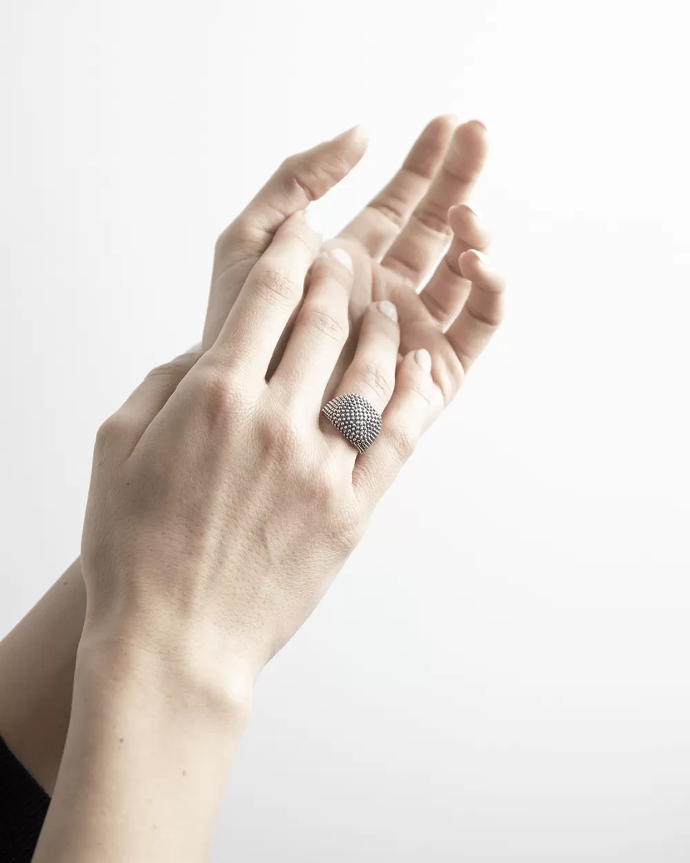 Nove25 Anello Chevalier Quadrato Puntinato Da Mignolo
