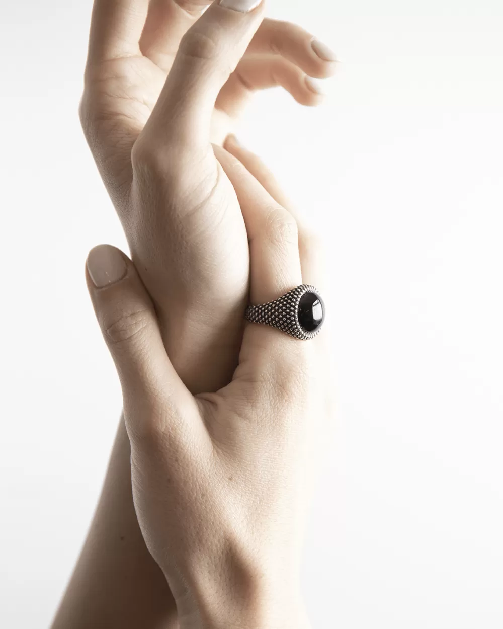 Nove25 Anello Chevalier Tondo Puntinato Con Pietra Nera