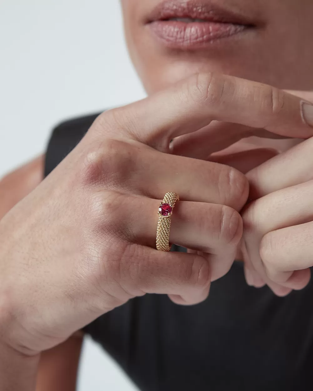 Nove25 Anello Fede Solitario Puntinato Placcato Oro Con Brillante Rosso