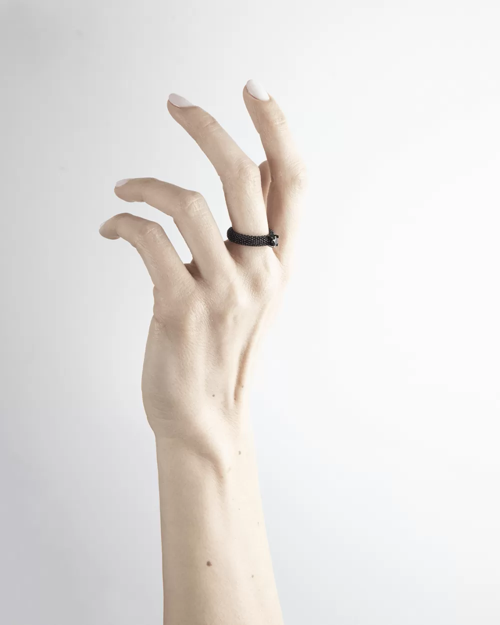 Nove25 Anello Fede Solitario Puntinato Total Black