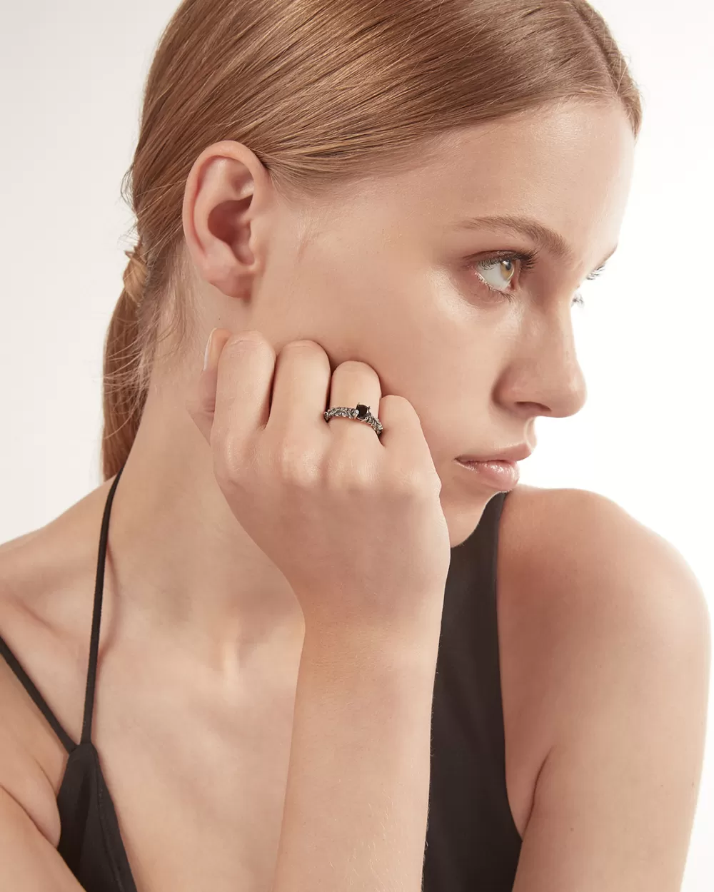 Nove25 Anello Fedina Solitario Foglie Con Zirconia Cubica Nera