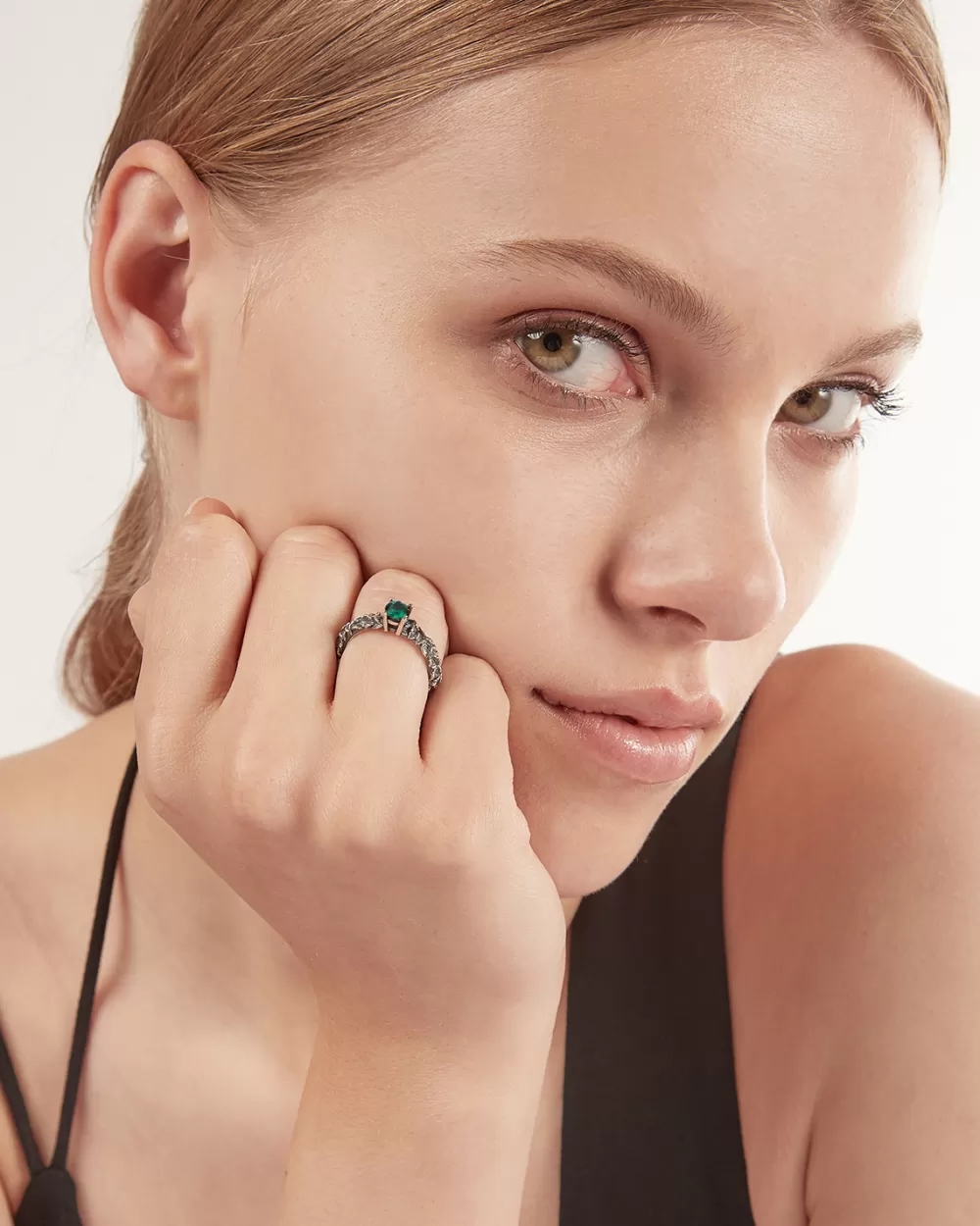 Nove25 Anello Fedina Solitario Foglie Con Zirconia Cubica Verde