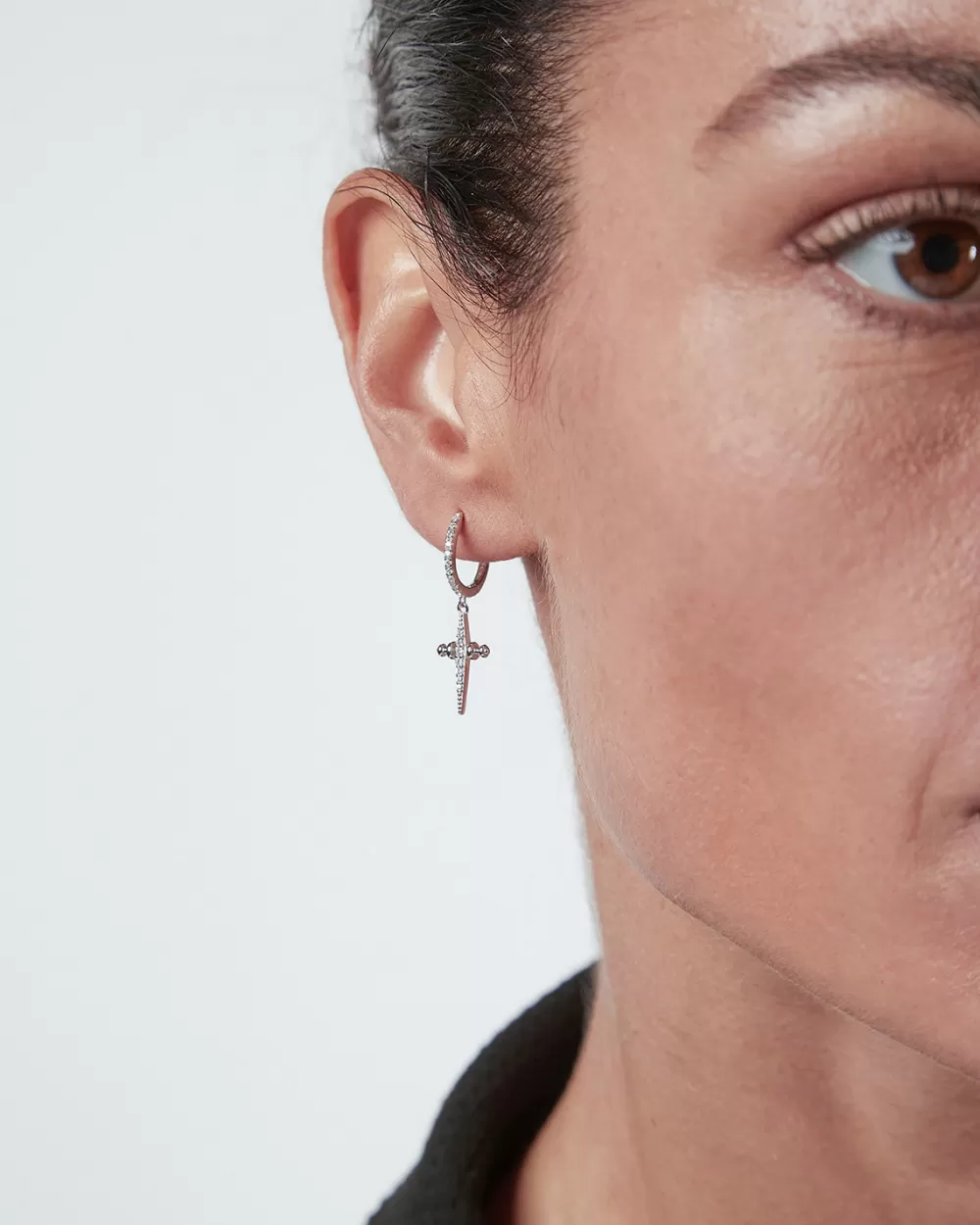 Nove25 Orecchino Shiny Dagger Con Croce Pendente E Brillanti